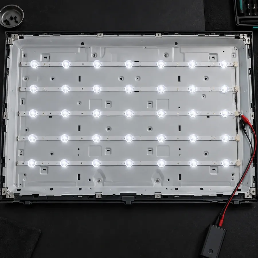 Imagen de referencia: tiras LED nuevas encendidas en prueba sobre el panel